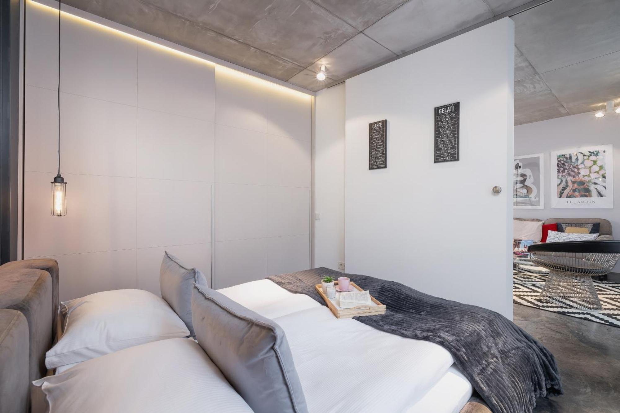 Modern And Elegant With Bathtub In Cracow Center By Renters Apartament